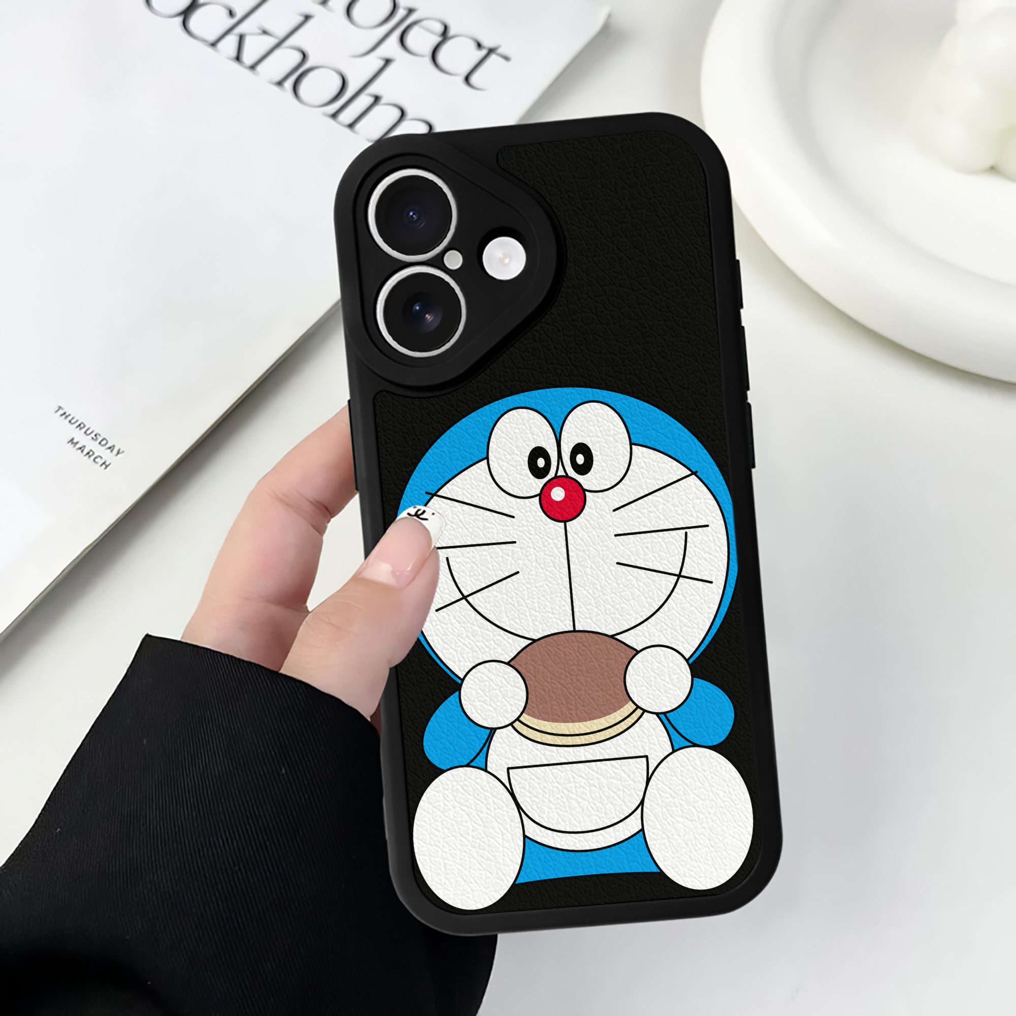 （画像用） ドラえもん Doraemon 【iPhone 16シリーズ対応】シリコンスマホケース（レザー調） 材質：シリコン